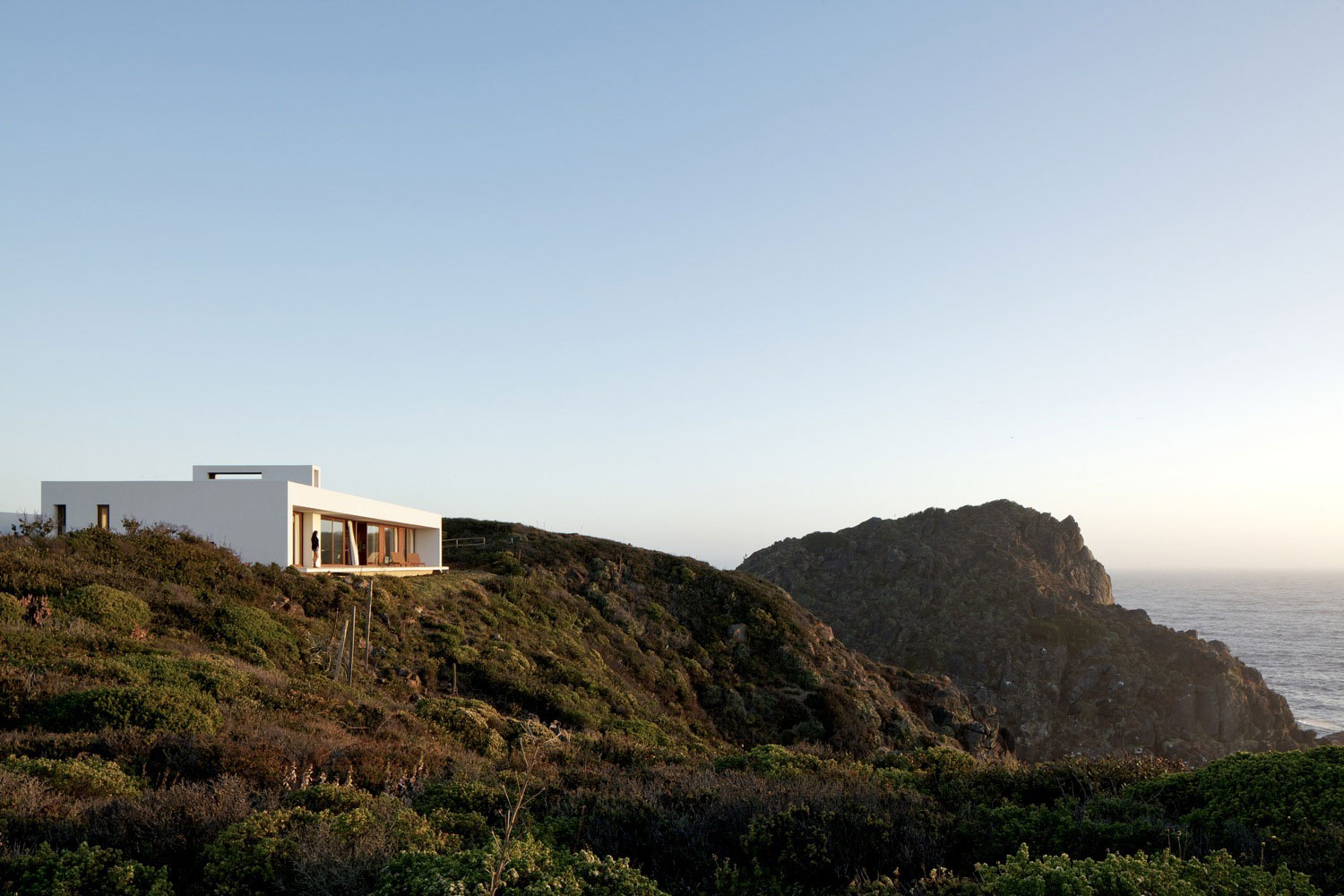 A Beautiful Modern White House on the Cliff with Sea Views in Tunquen by Nicolás Lipthay Allen / L2C (3)