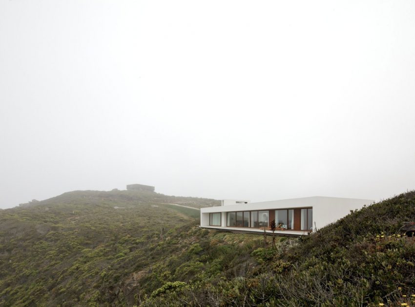 A Beautiful Modern White House on the Cliff with Sea Views in Tunquen by Nicolás Lipthay Allen / L2C (4)