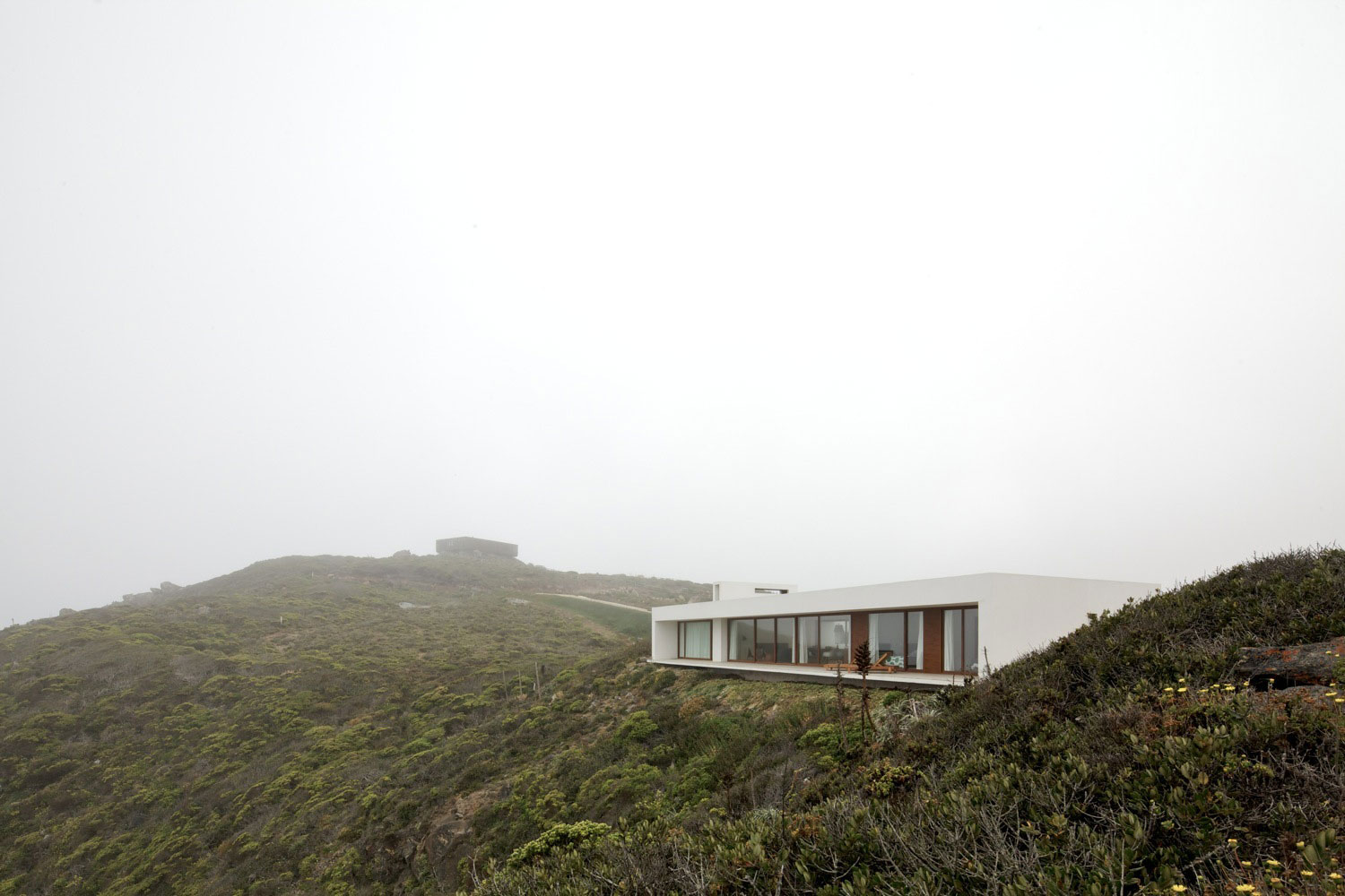 A Beautiful Modern White House on the Cliff with Sea Views in Tunquen by Nicolás Lipthay Allen / L2C (4)