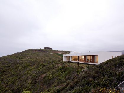 A Beautiful Modern White House on the Cliff with Sea Views in Tunquen by Nicolás Lipthay Allen / L2C (5)