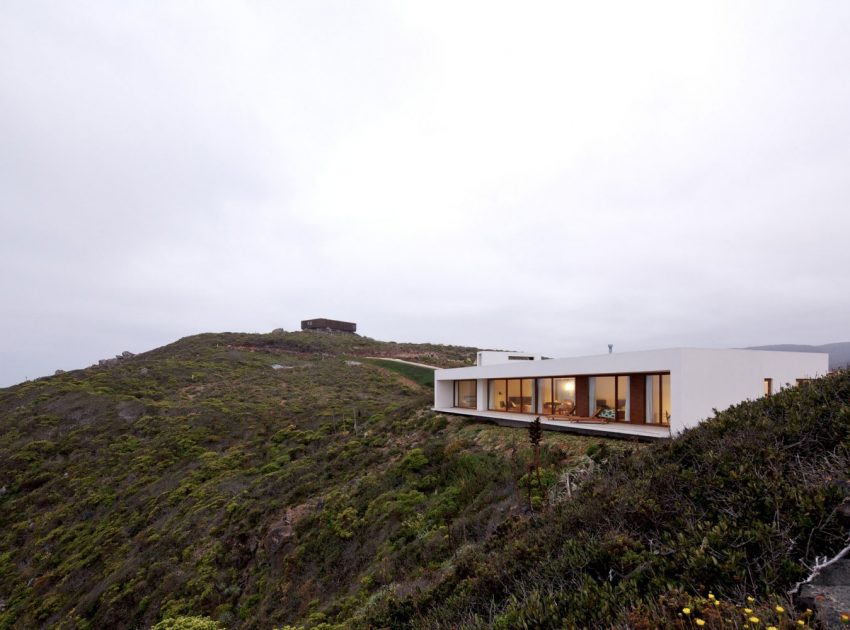 A Beautiful Modern White House on the Cliff with Sea Views in Tunquen by Nicolás Lipthay Allen / L2C (5)