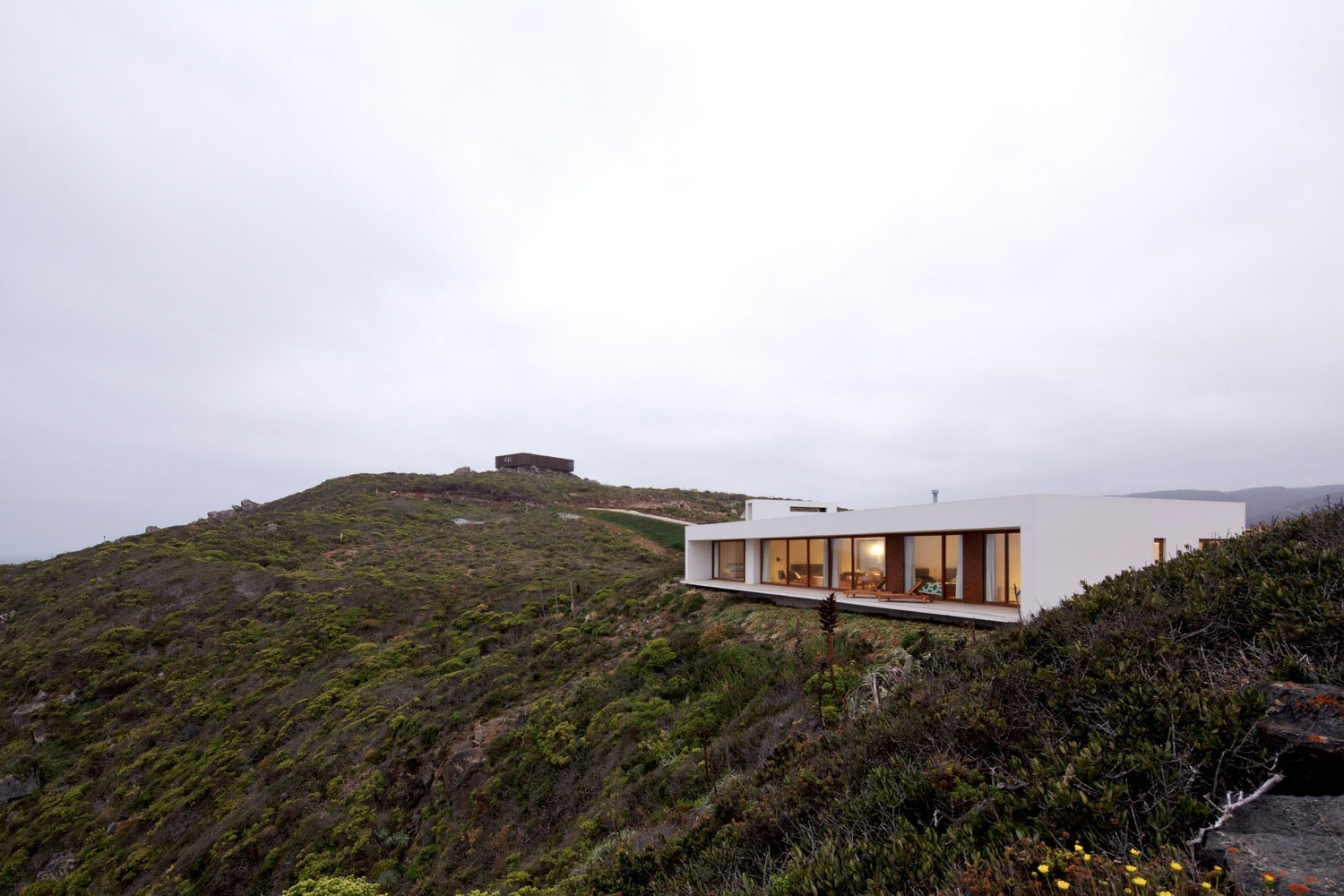 A Beautiful Modern White House on the Cliff with Sea Views in Tunquen by Nicolás Lipthay Allen / L2C (5)