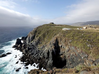 A Beautiful Modern White House on the Cliff with Sea Views in Tunquen by Nicolás Lipthay Allen / L2C (6)