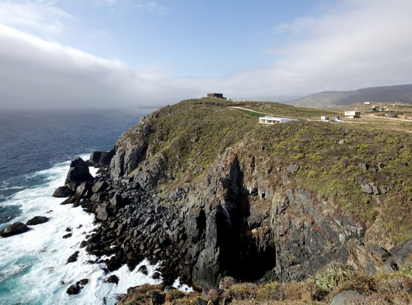 A Beautiful Modern White House on the Cliff with Sea Views in Tunquen by Nicolás Lipthay Allen / L2C (6)