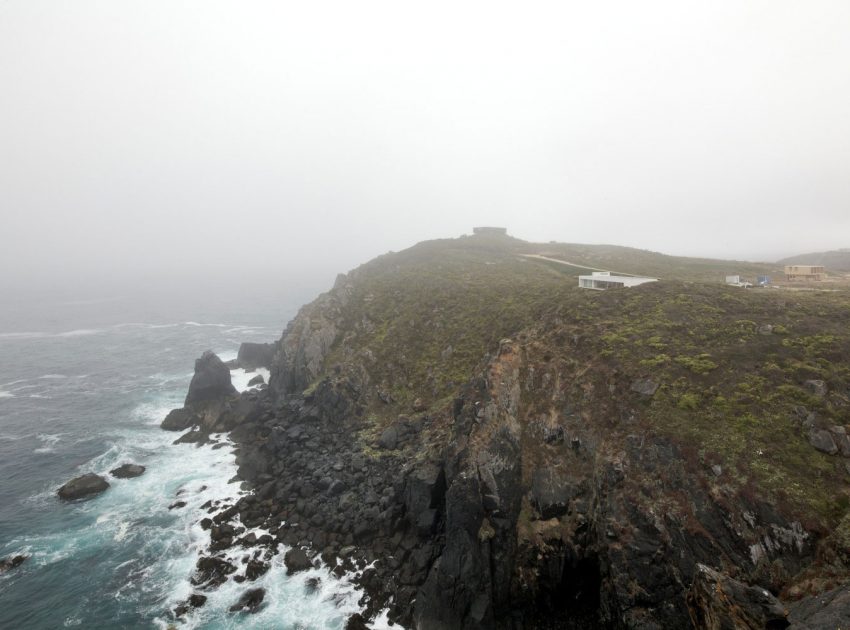 A Beautiful Modern White House on the Cliff with Sea Views in Tunquen by Nicolás Lipthay Allen / L2C (7)