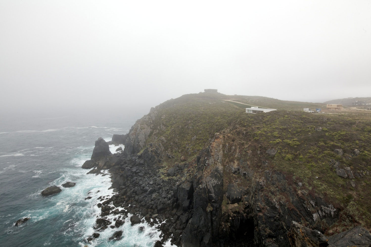 A Beautiful Modern White House on the Cliff with Sea Views in Tunquen by Nicolás Lipthay Allen / L2C (7)