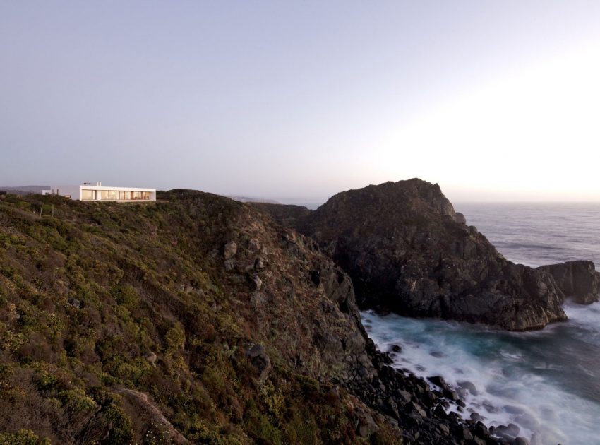 A Beautiful Modern White House on the Cliff with Sea Views in Tunquen by Nicolás Lipthay Allen / L2C (8)