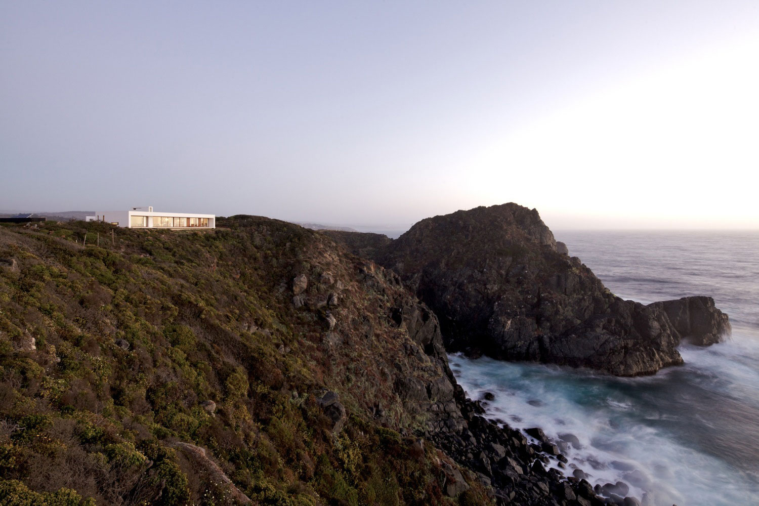 A Beautiful Modern White House on the Cliff with Sea Views in Tunquen by Nicolás Lipthay Allen / L2C (8)