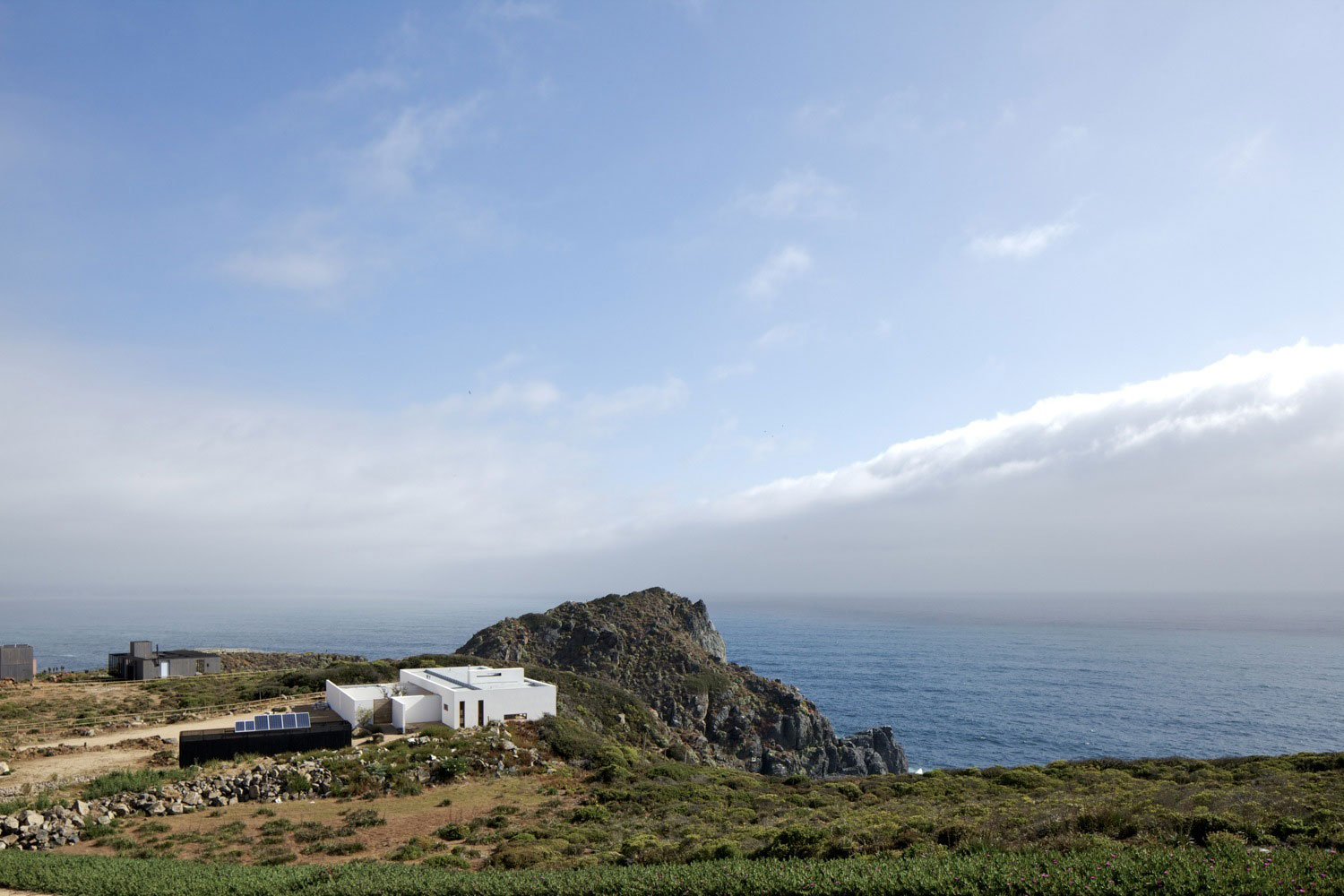A Beautiful Modern White House on the Cliff with Sea Views in Tunquen by Nicolás Lipthay Allen / L2C (9)