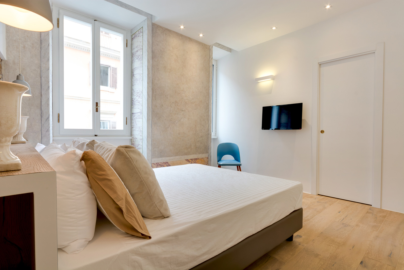 A Beautiful Yet Rustic Contemporary Apartment in Rome by Serena Romanò (15)