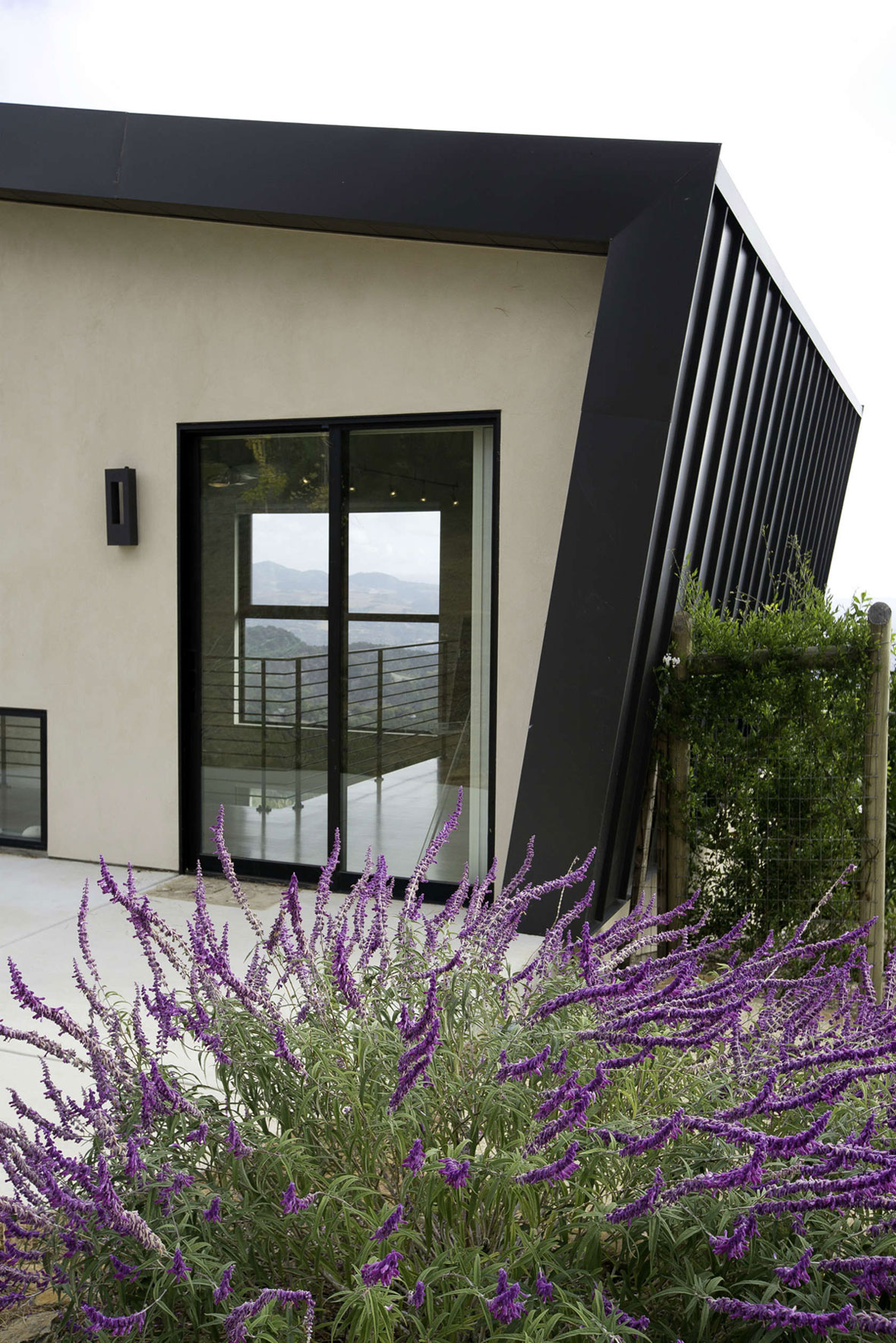 A Beautiful and Spacious Hillside Home Overlooking the Sonoma Valley, California by DNM Architect (3)