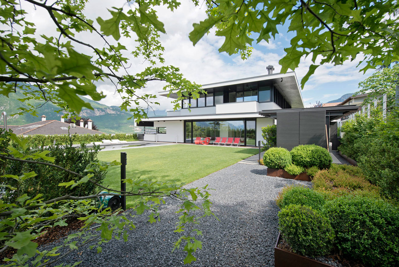 A Breathtaking Contemporary Home with Wonderful Landscaping in Trento, Italy by Pallaoro Balzan e Associati (1)