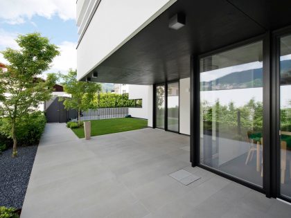 A Breathtaking Contemporary Home with Wonderful Landscaping in Trento, Italy by Pallaoro Balzan e Associati (25)