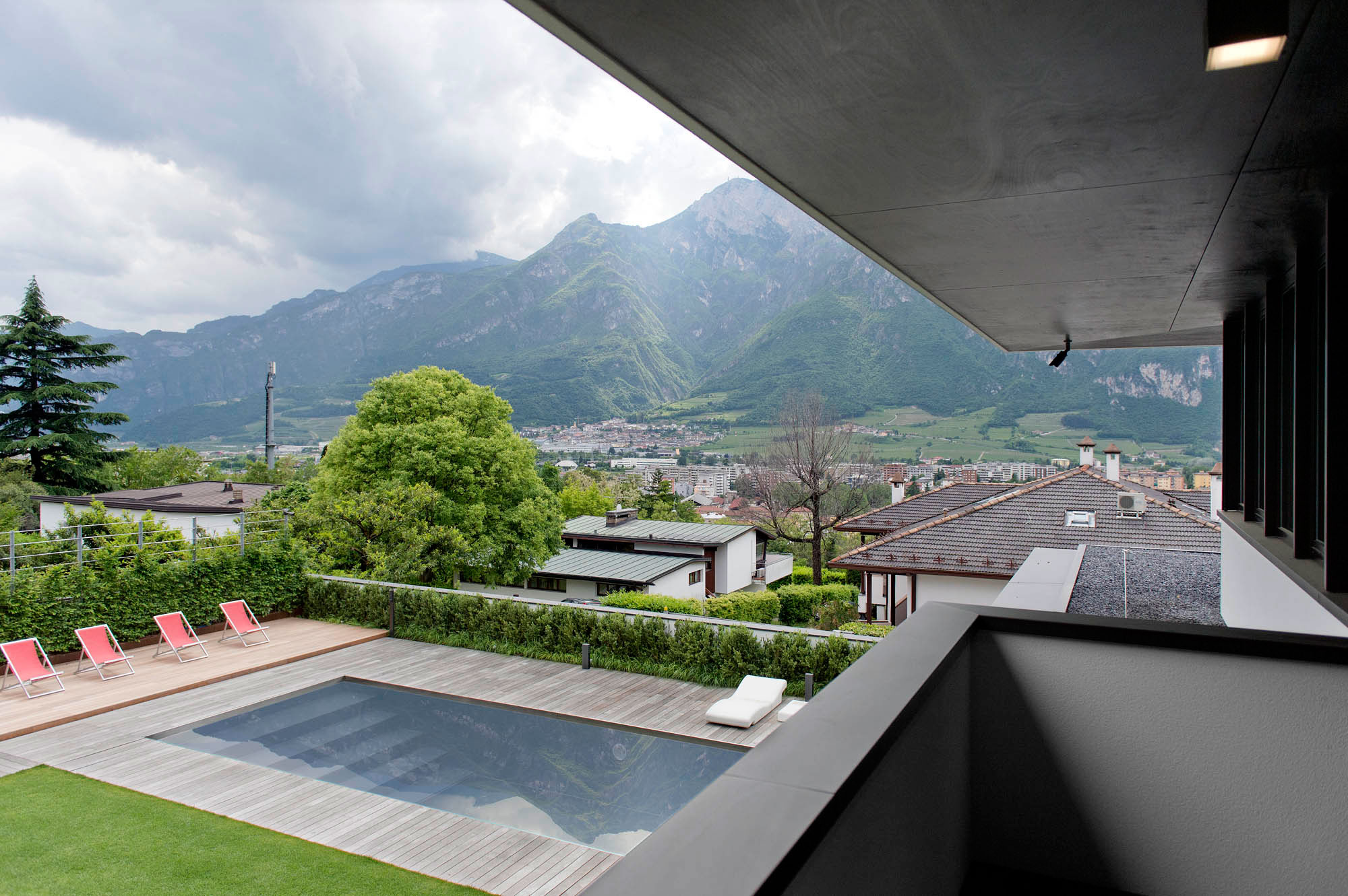 A Breathtaking Contemporary Home with Wonderful Landscaping in Trento, Italy by Pallaoro Balzan e Associati (28)