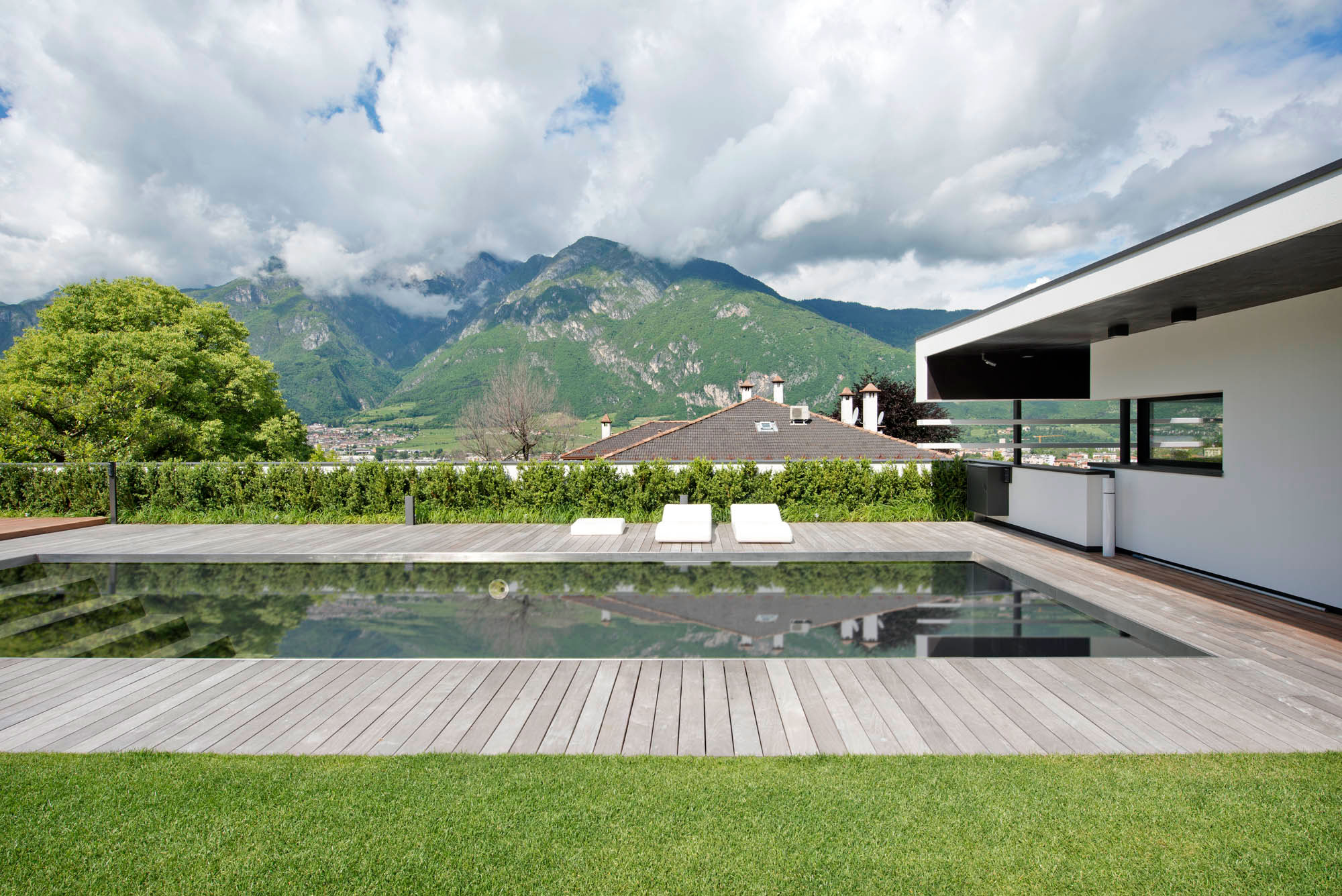 A Breathtaking Contemporary Home with Wonderful Landscaping in Trento, Italy by Pallaoro Balzan e Associati (3)