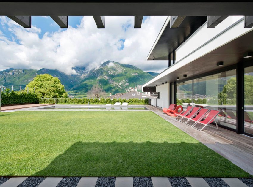 A Breathtaking Contemporary Home with Wonderful Landscaping in Trento, Italy by Pallaoro Balzan e Associati (7)