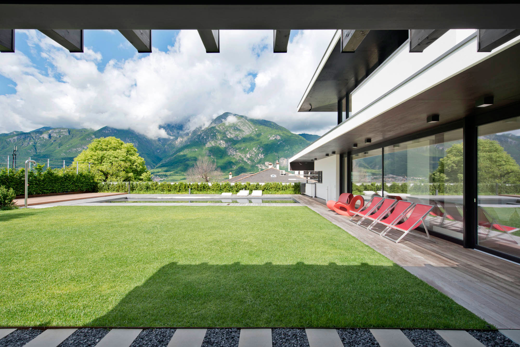 A Breathtaking Contemporary Home with Wonderful Landscaping in Trento, Italy by Pallaoro Balzan e Associati (7)