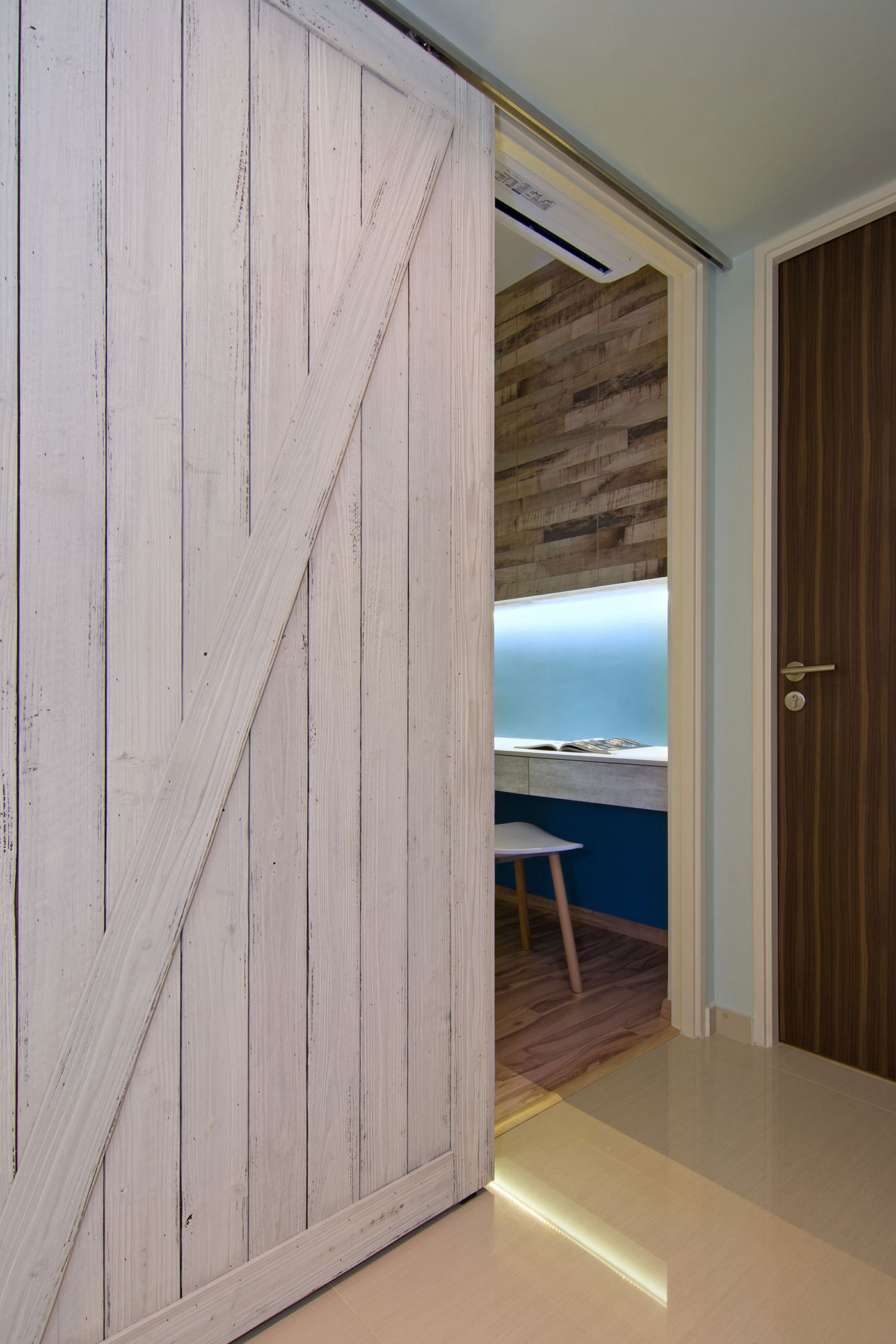A Bright, Airy Beach Home with Practical Interior in Singapore by Vievva Designers (14)