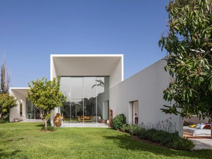 A Bright Contemporary Family Home Made from Three White Boxes in Tel Aviv by Paritzki & Liani Architects (1)