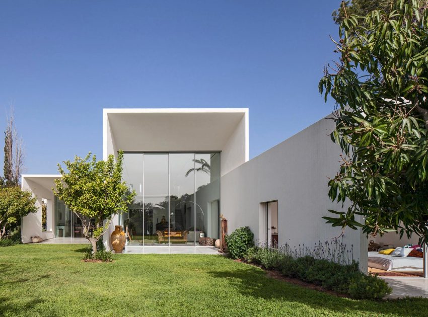 A Bright Contemporary Family Home Made from Three White Boxes in Tel Aviv by Paritzki & Liani Architects (1)