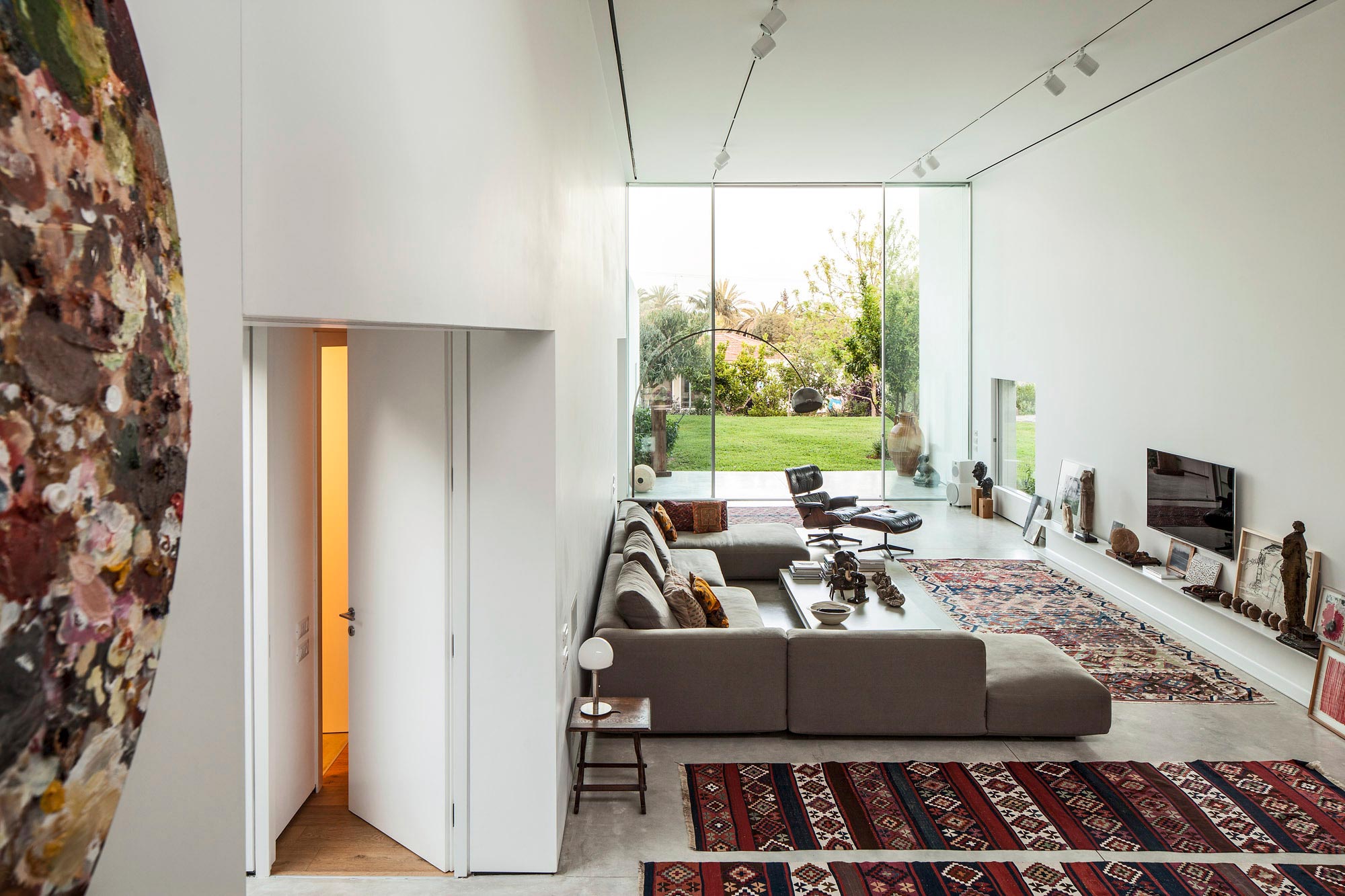 A Bright Contemporary Family Home Made from Three White Boxes in Tel Aviv by Paritzki & Liani Architects (10)