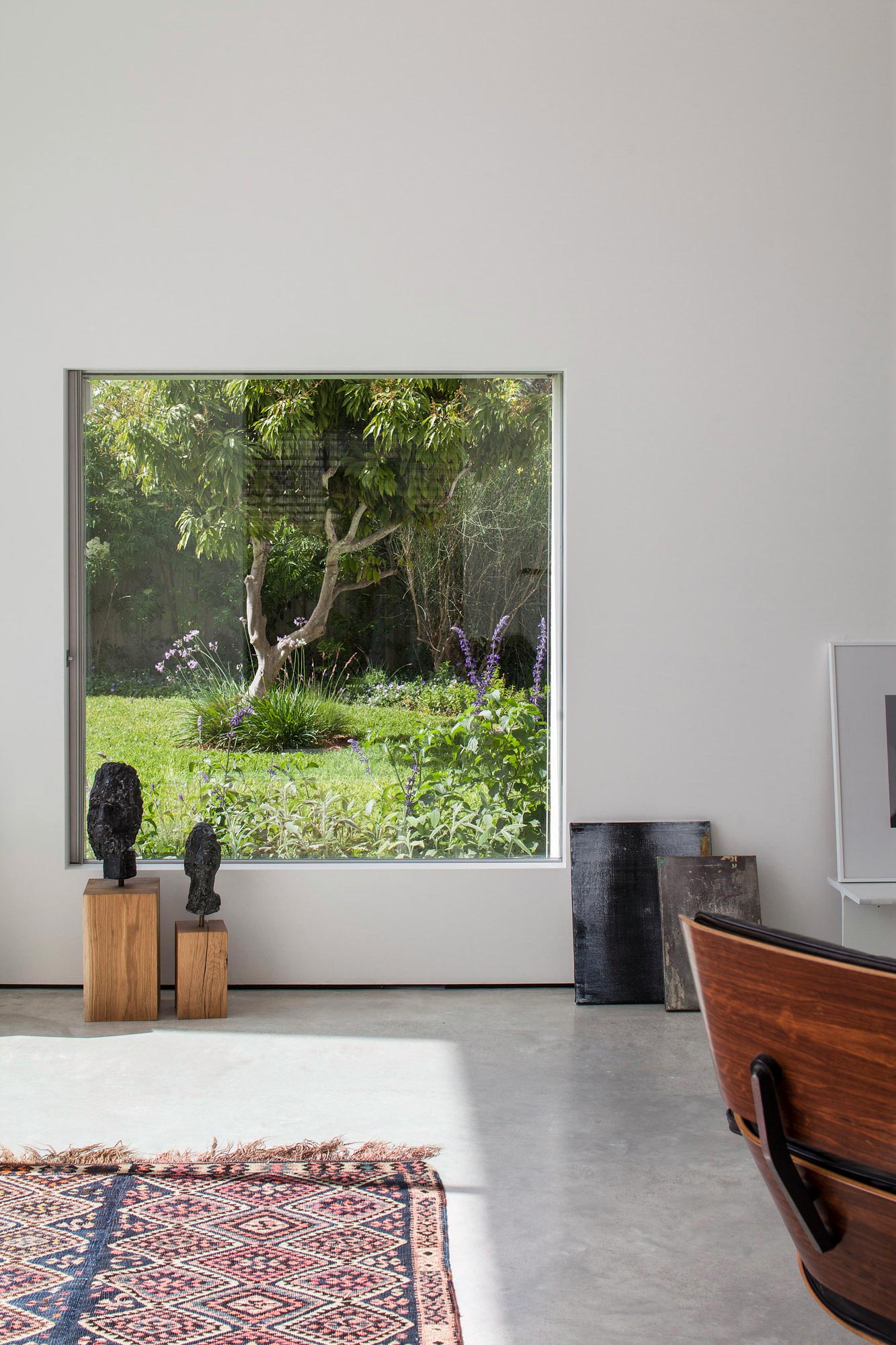 A Bright Contemporary Family Home Made from Three White Boxes in Tel Aviv by Paritzki & Liani Architects (11)
