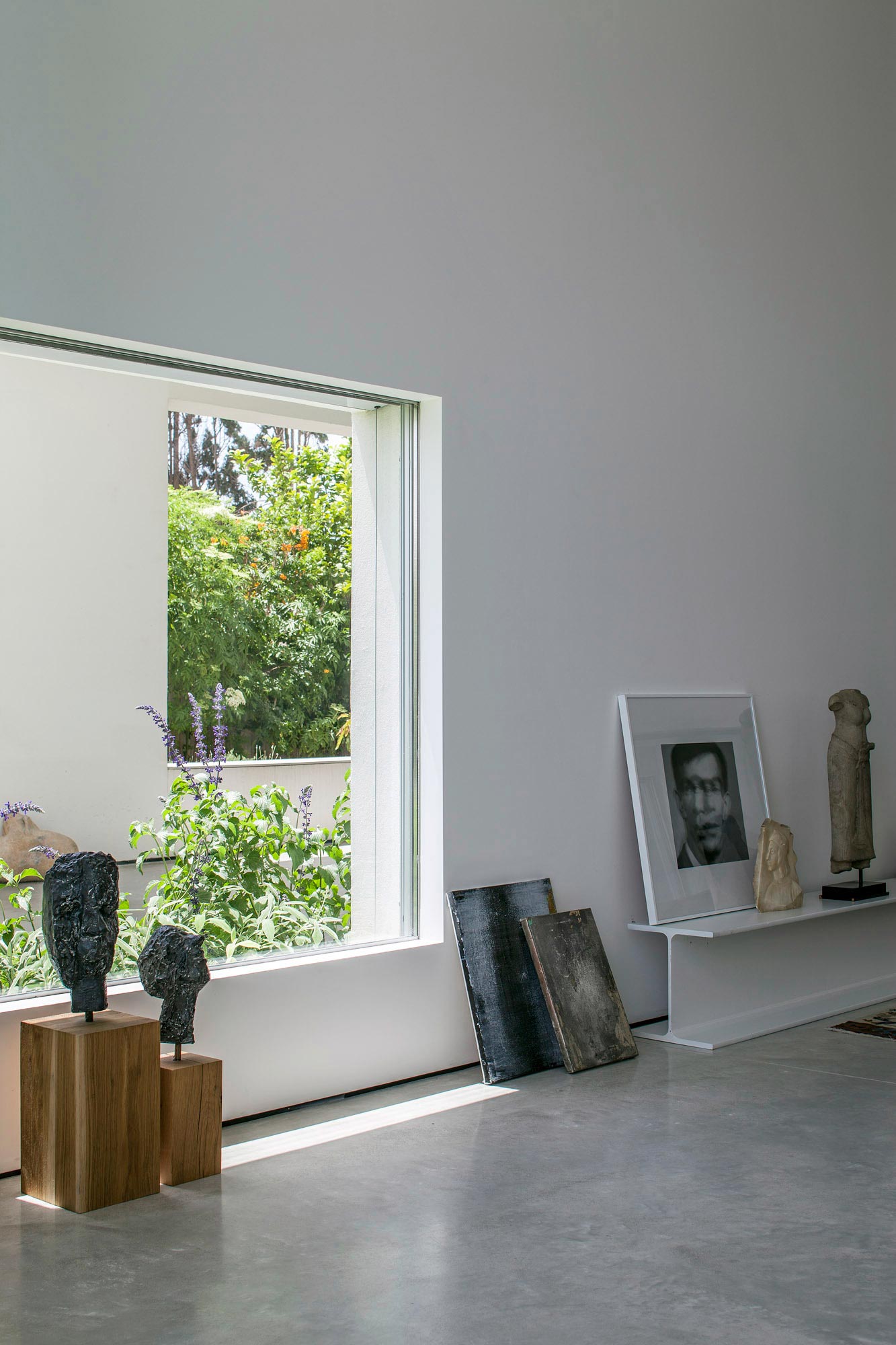 A Bright Contemporary Family Home Made from Three White Boxes in Tel Aviv by Paritzki & Liani Architects (12)