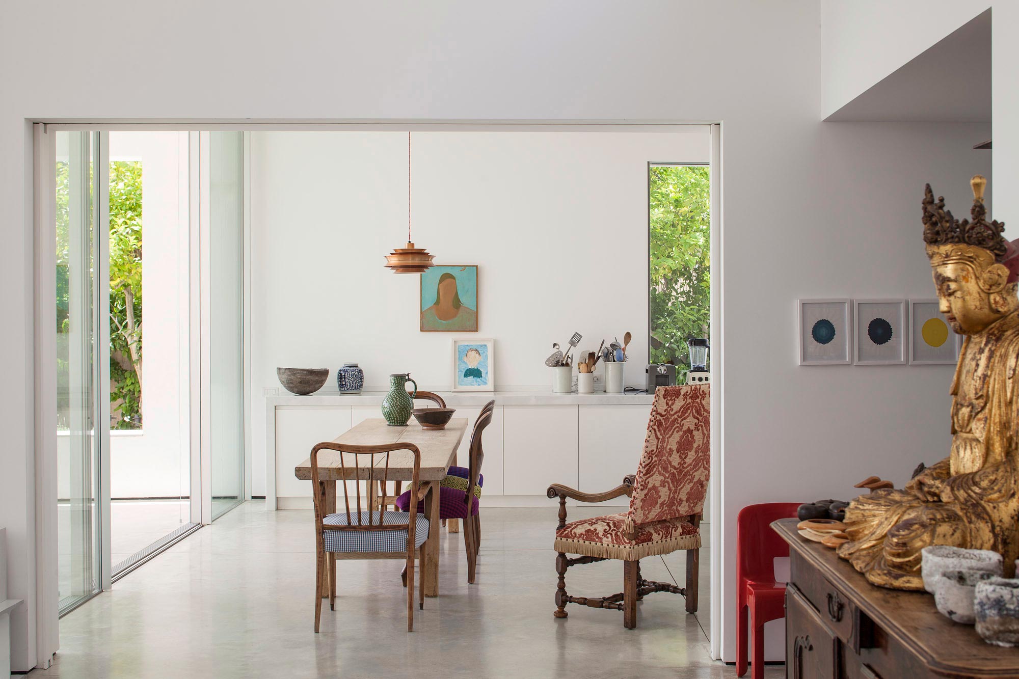 A Bright Contemporary Family Home Made from Three White Boxes in Tel Aviv by Paritzki & Liani Architects (13)