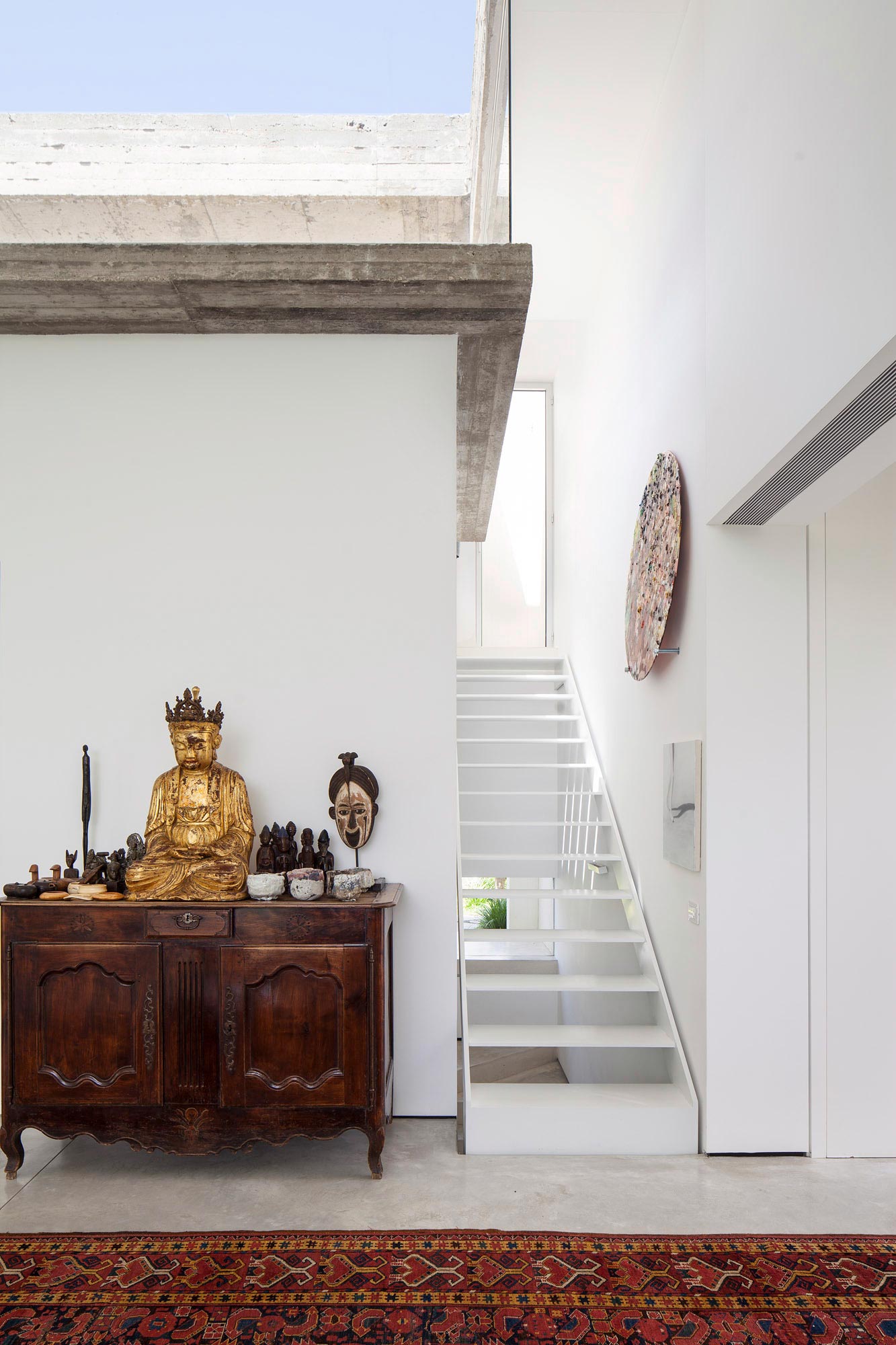 A Bright Contemporary Family Home Made from Three White Boxes in Tel Aviv by Paritzki & Liani Architects (14)