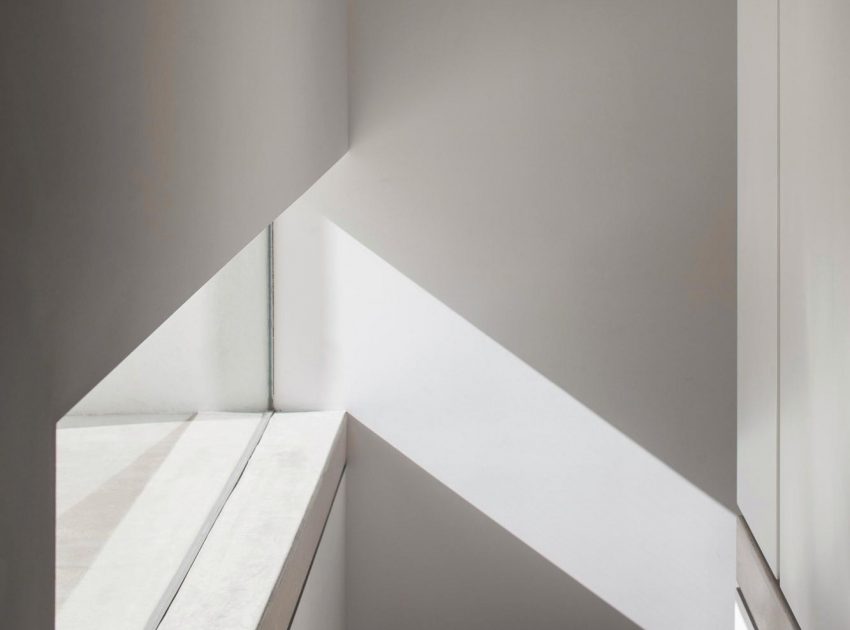 A Bright Contemporary Family Home Made from Three White Boxes in Tel Aviv by Paritzki & Liani Architects (15)