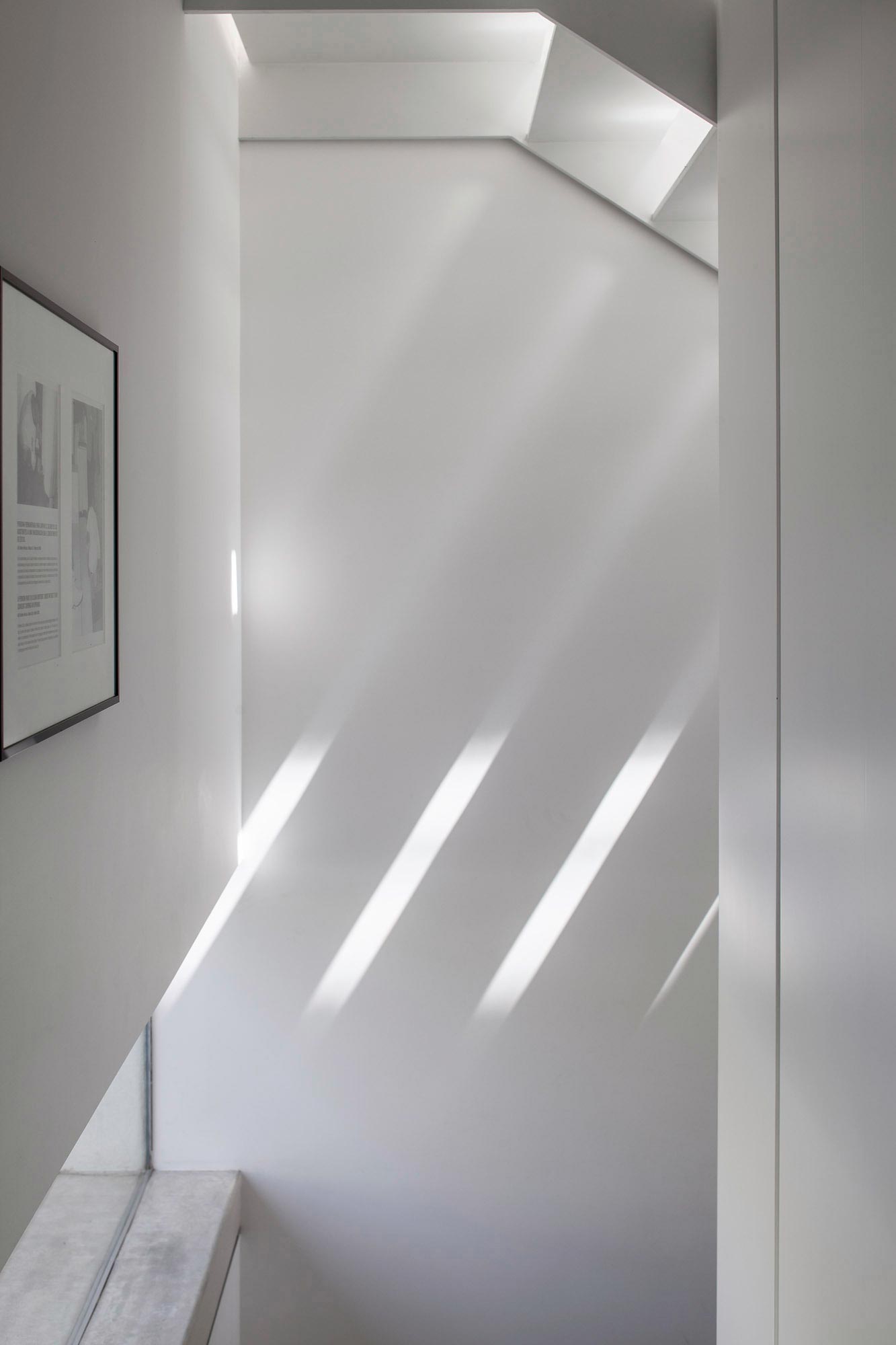 A Bright Contemporary Family Home Made from Three White Boxes in Tel Aviv by Paritzki & Liani Architects (16)