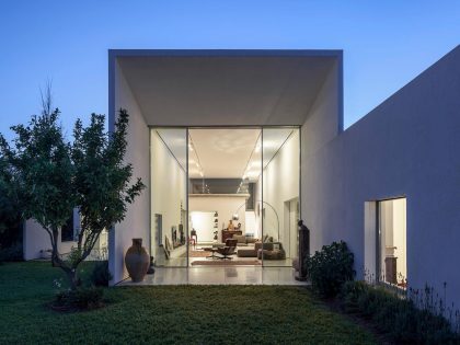 A Bright Contemporary Family Home Made from Three White Boxes in Tel Aviv by Paritzki & Liani Architects (17)