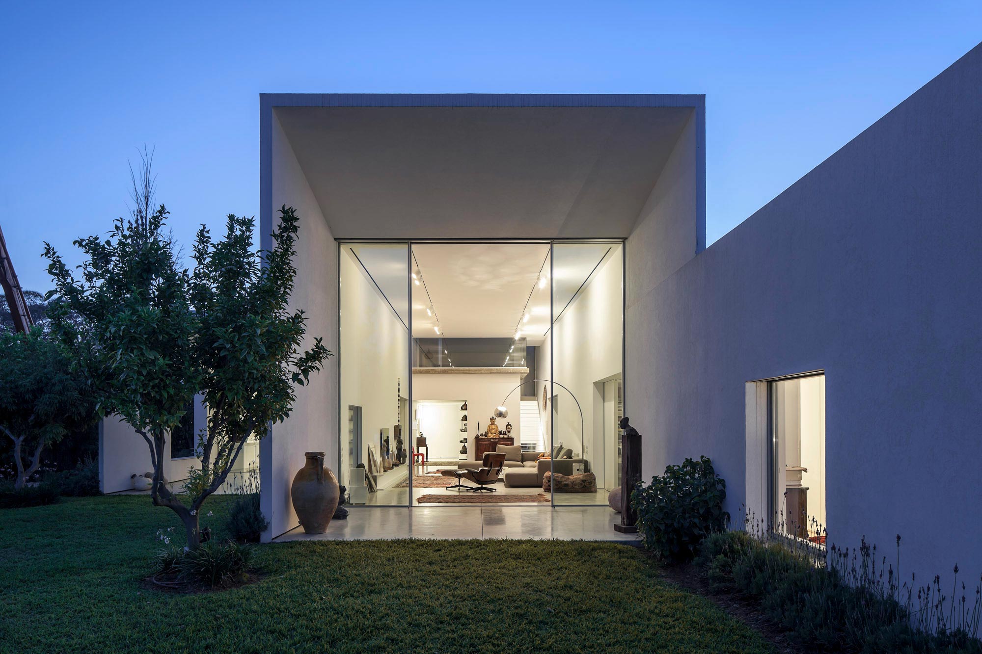 A Bright Contemporary Family Home Made from Three White Boxes in Tel Aviv by Paritzki & Liani Architects (17)