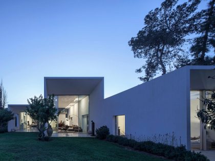 A Bright Contemporary Family Home Made from Three White Boxes in Tel Aviv by Paritzki & Liani Architects (18)