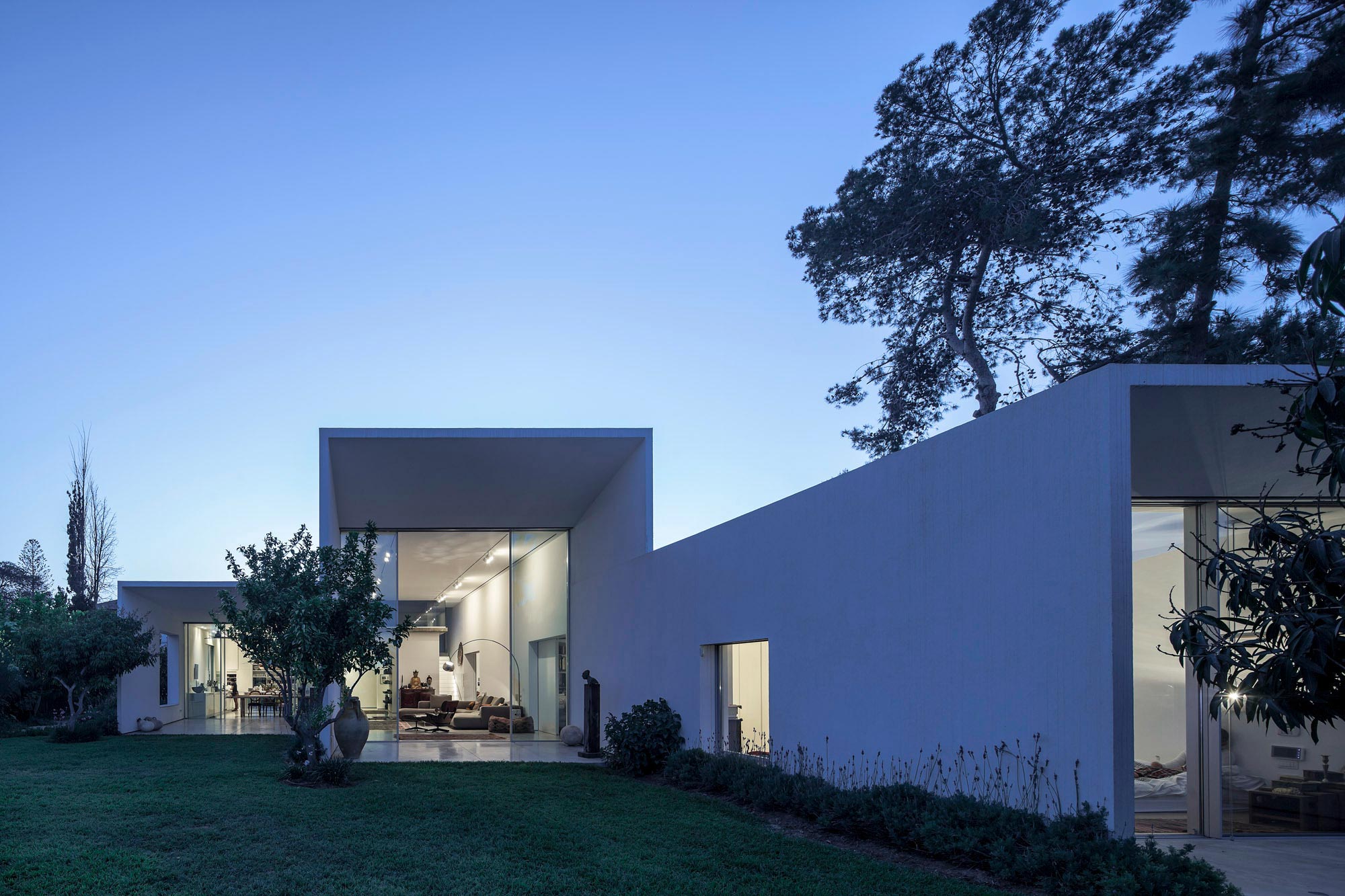 A Bright Contemporary Family Home Made from Three White Boxes in Tel Aviv by Paritzki & Liani Architects (18)