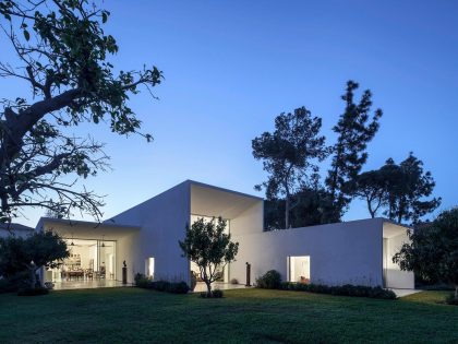 A Bright Contemporary Family Home Made from Three White Boxes in Tel Aviv by Paritzki & Liani Architects (19)