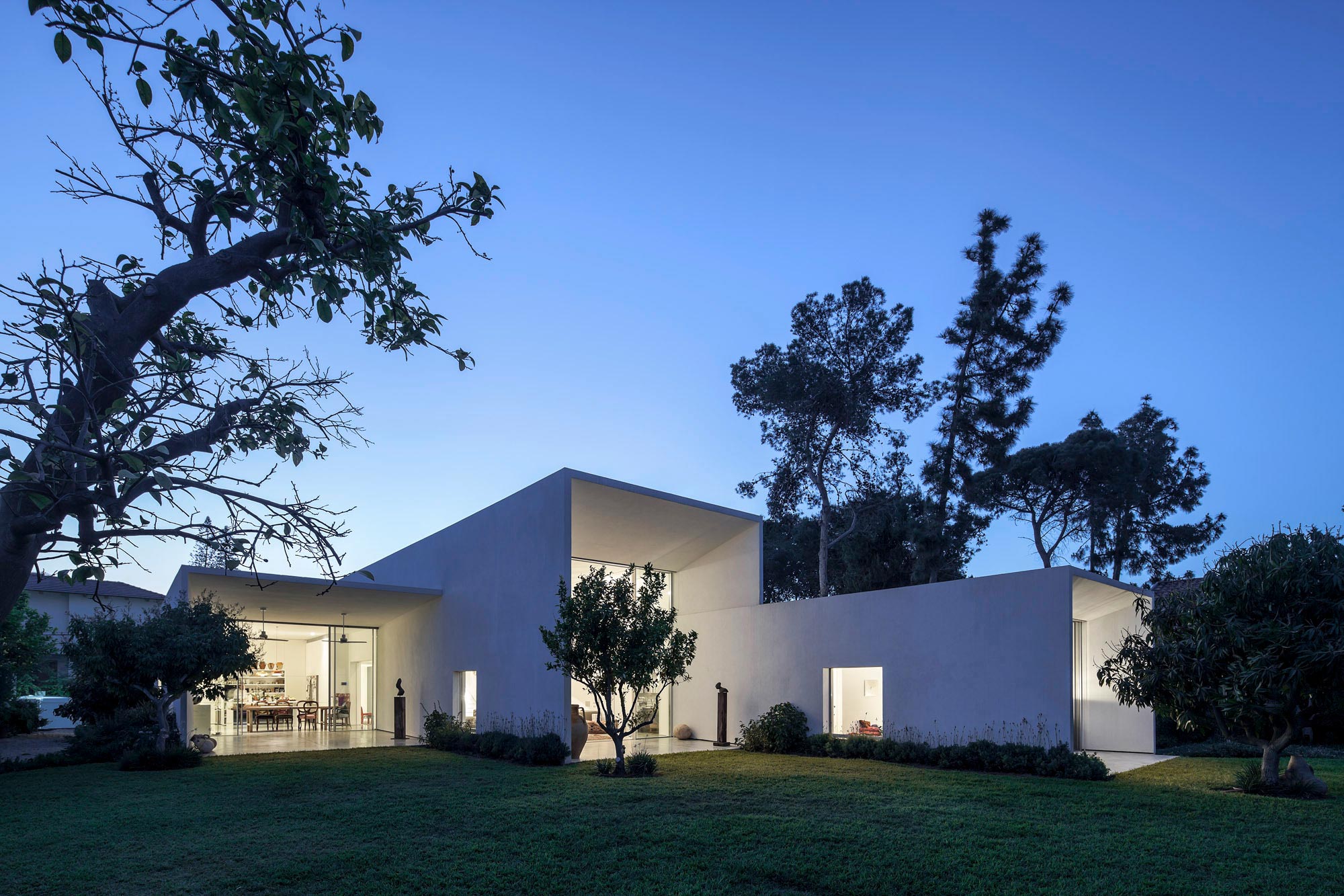 A Bright Contemporary Family Home Made from Three White Boxes in Tel Aviv by Paritzki & Liani Architects (19)