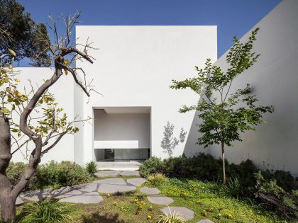 A Bright Contemporary Family Home Made from Three White Boxes in Tel Aviv by Paritzki & Liani Architects (2)