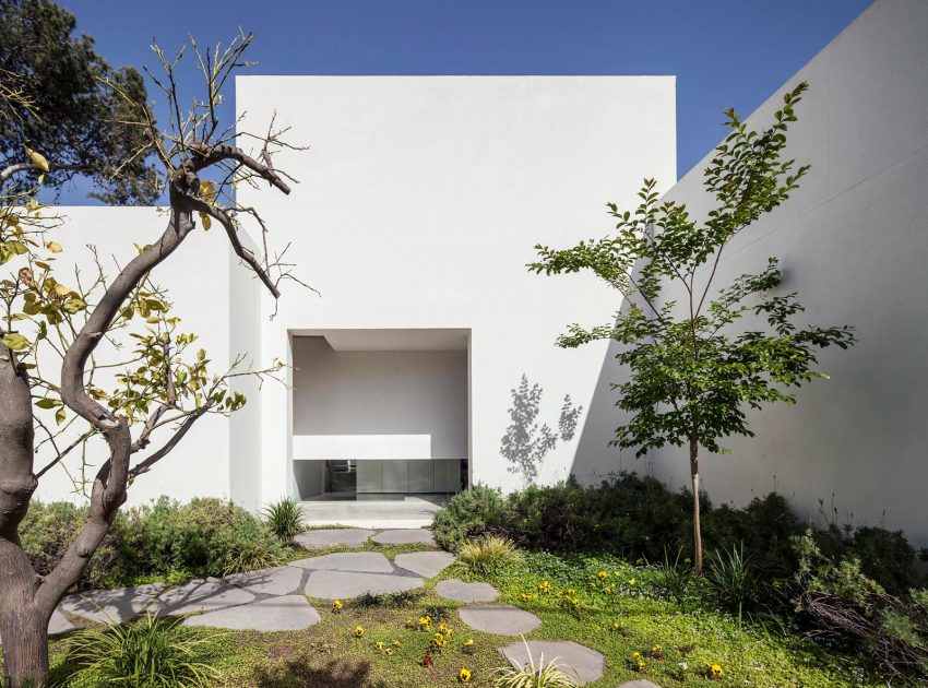 A Bright Contemporary Family Home Made from Three White Boxes in Tel Aviv by Paritzki & Liani Architects (2)