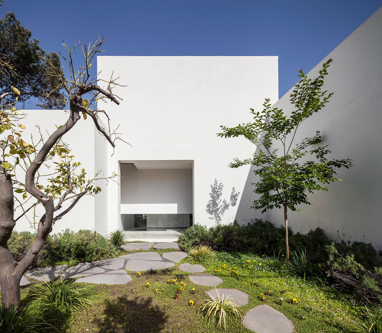 A Bright Contemporary Family Home Made from Three White Boxes in Tel Aviv by Paritzki & Liani Architects (2)