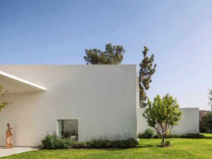 A Bright Contemporary Family Home Made from Three White Boxes in Tel Aviv by Paritzki & Liani Architects (3)