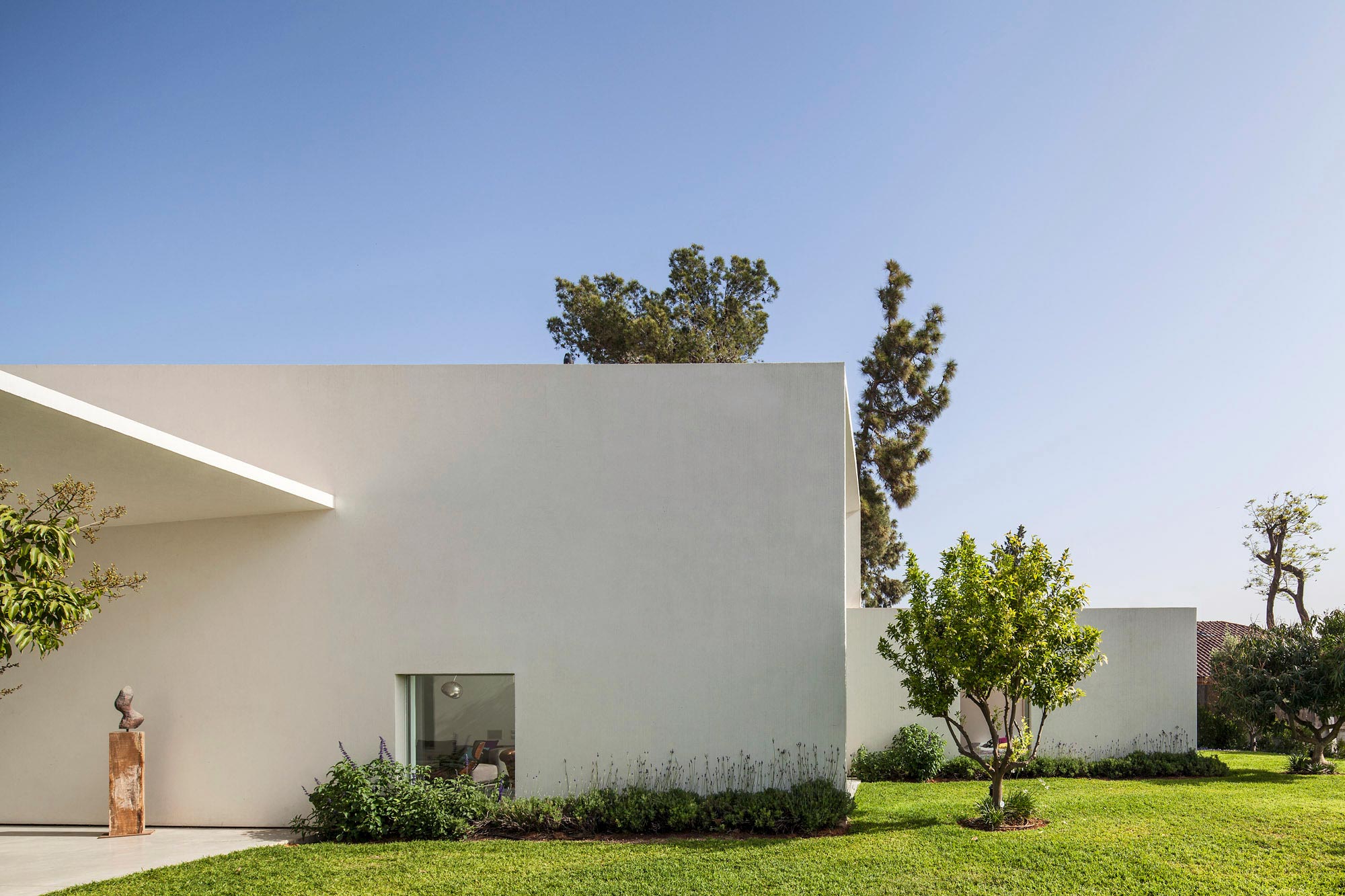 A Bright Contemporary Family Home Made from Three White Boxes in Tel Aviv by Paritzki & Liani Architects (3)