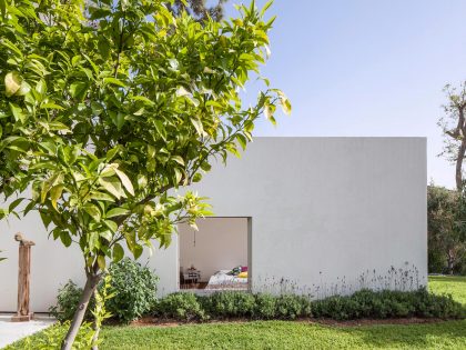 A Bright Contemporary Family Home Made from Three White Boxes in Tel Aviv by Paritzki & Liani Architects (4)