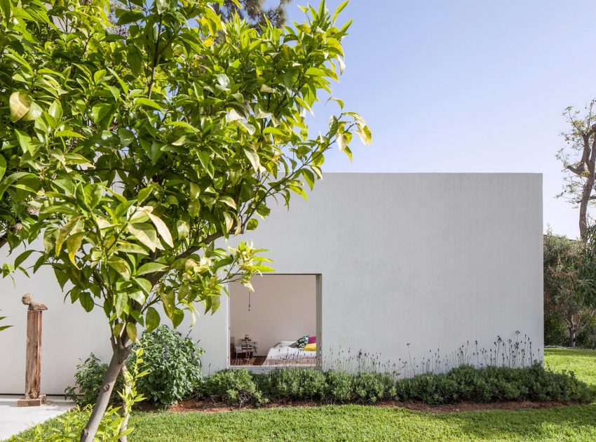 A Bright Contemporary Family Home Made from Three White Boxes in Tel Aviv by Paritzki & Liani Architects (4)