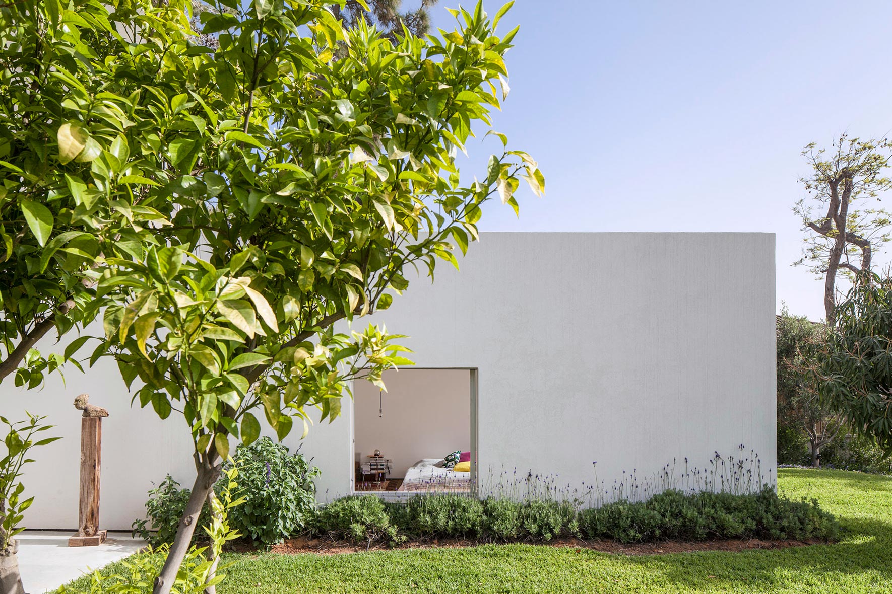 A Bright Contemporary Family Home Made from Three White Boxes in Tel Aviv by Paritzki & Liani Architects (4)