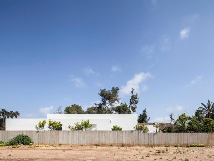 A Bright Contemporary Family Home Made from Three White Boxes in Tel Aviv by Paritzki & Liani Architects (5)