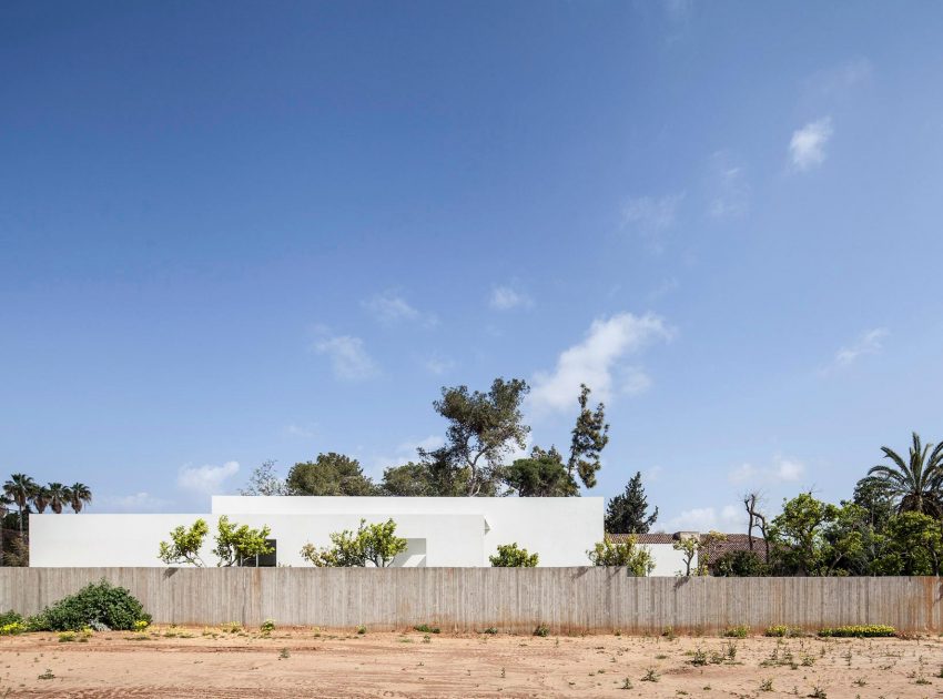A Bright Contemporary Family Home Made from Three White Boxes in Tel Aviv by Paritzki & Liani Architects (5)