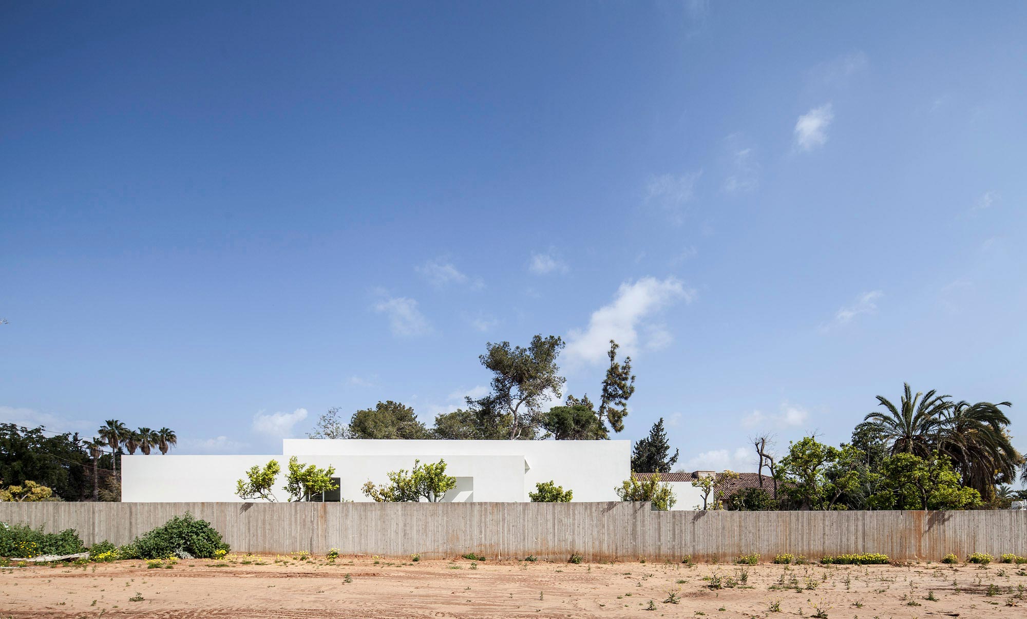 A Bright Contemporary Family Home Made from Three White Boxes in Tel Aviv by Paritzki & Liani Architects (5)