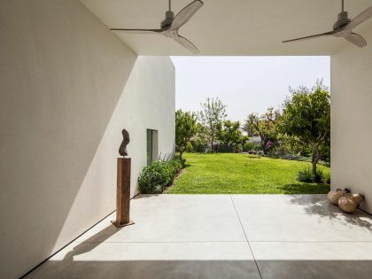 A Bright Contemporary Family Home Made from Three White Boxes in Tel Aviv by Paritzki & Liani Architects (6)