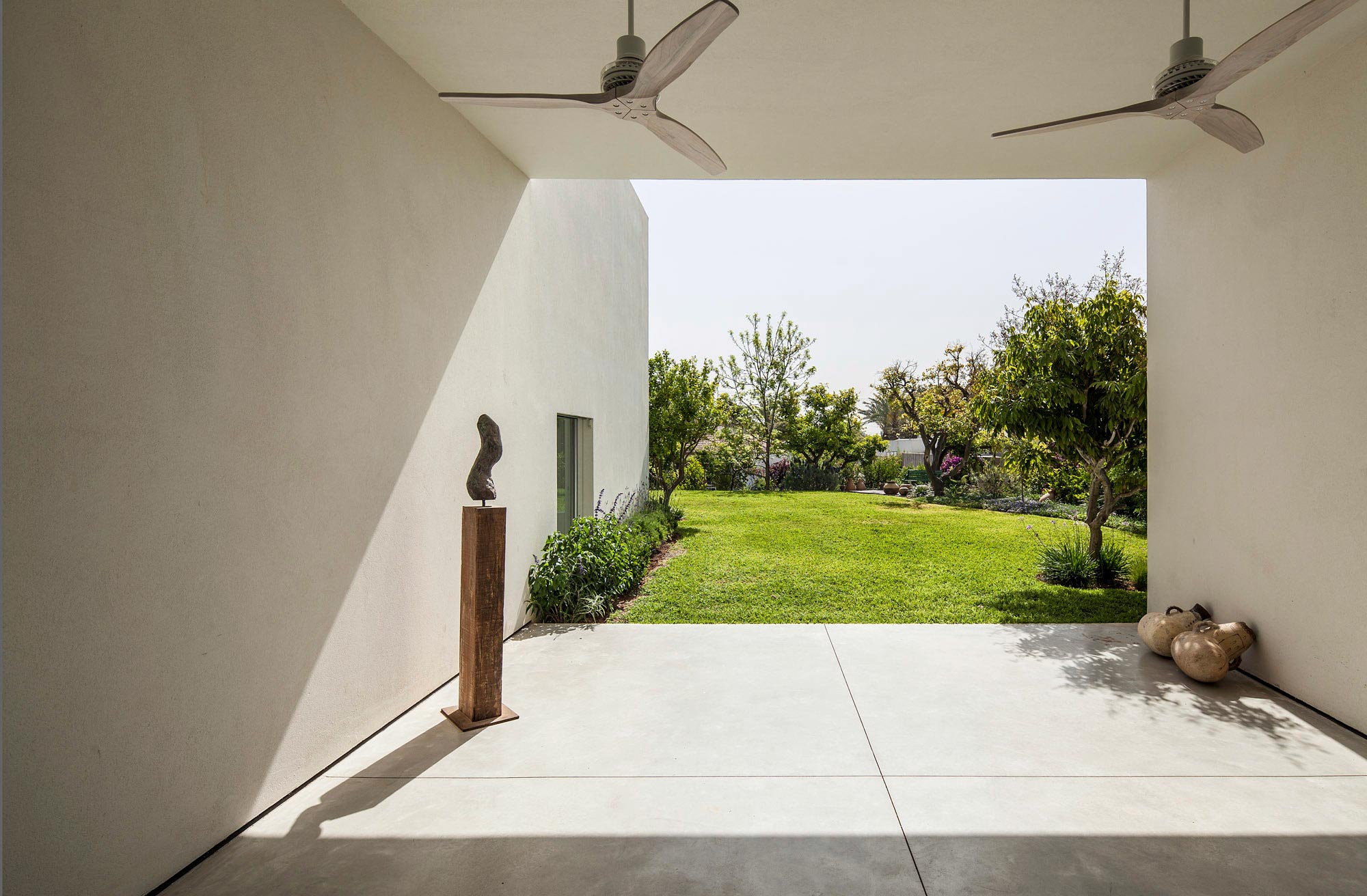 A Bright Contemporary Family Home Made from Three White Boxes in Tel Aviv by Paritzki & Liani Architects (6)
